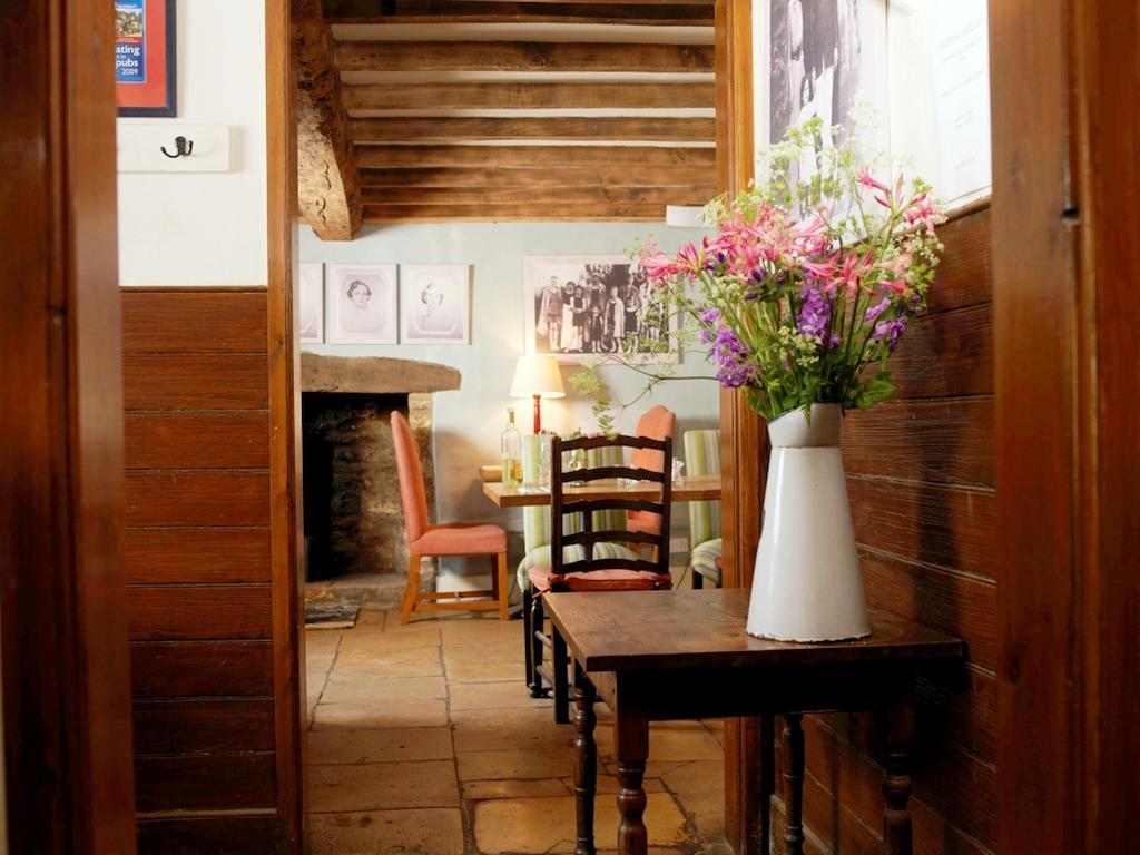 The Swan Inn Swinbrook Burford Exterior photo